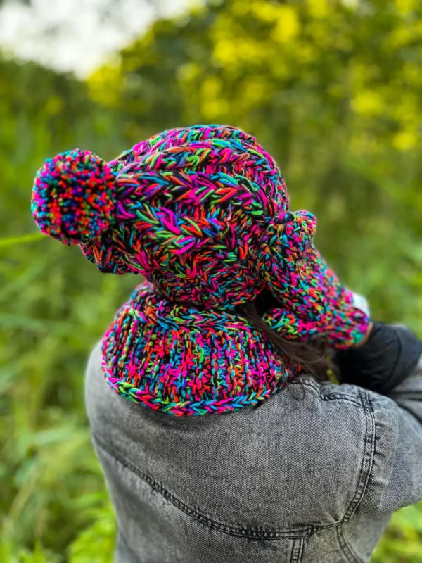 Czapka MERINO 34% ,,Czarne kolorki" SMILE