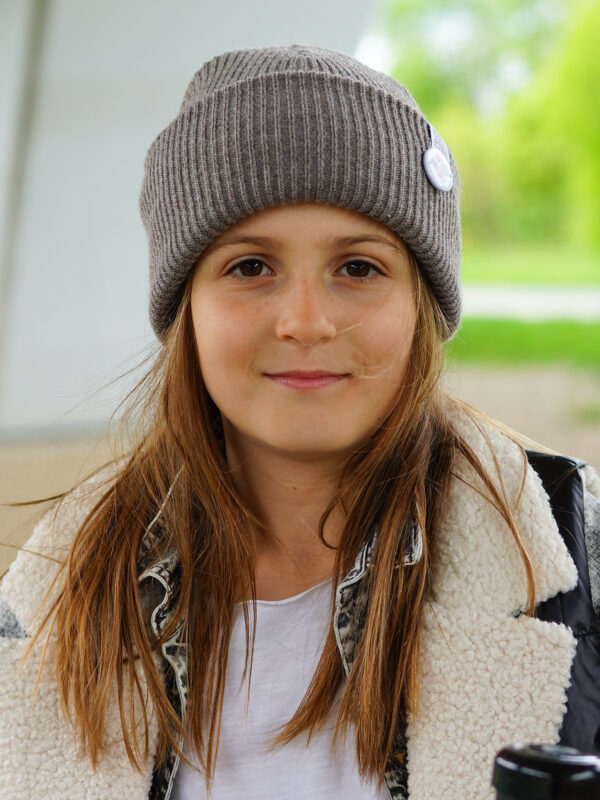 Czapka beanie dla dziecka logo kolorowe "Ciemny beż" Czapka beanie dla dziecka logo kolorowe "Ciemny beż"