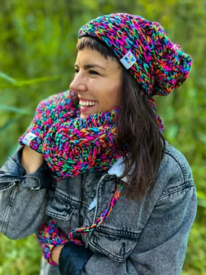 Luźna czapka MERINO 34% "Czarne kolorki" THIS IS IT