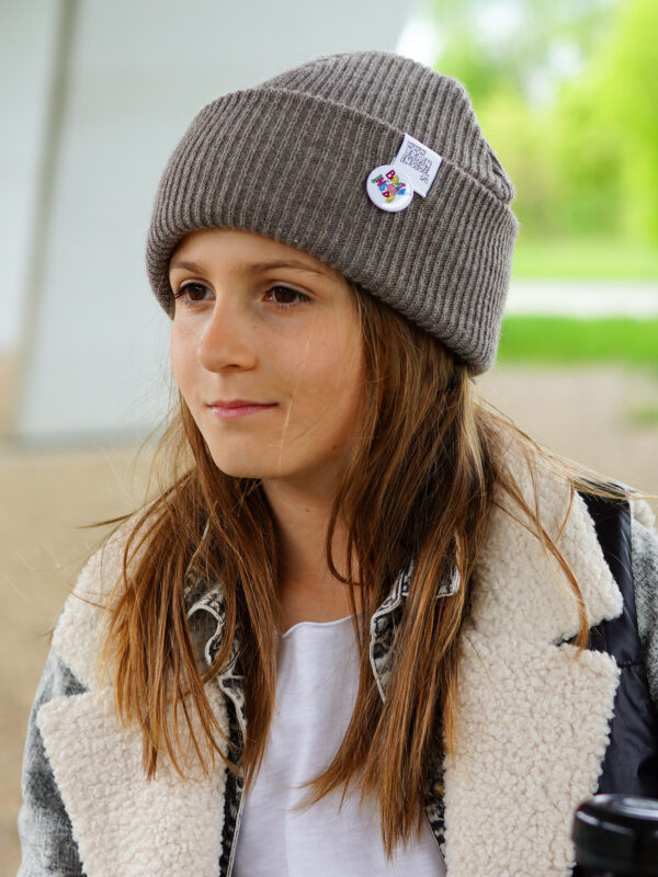 Czapka beanie dla dziecka logo kolorowe "Ciemny beż" Czapka beanie dla dziecka logo kolorowe "Ciemny beż"