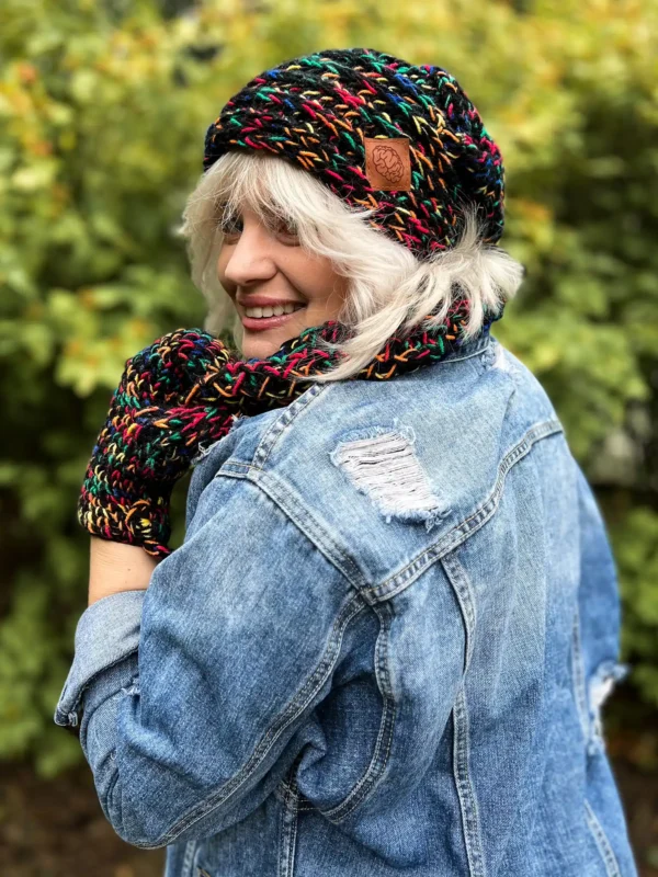 Czapka MERINO 66% nieugniatająca włosów ,,Czarne czerwienie" THIS IS IT
