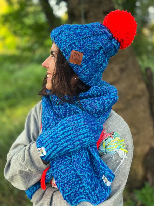 Czapka z wielkim pomponem MERINO 66% ,,Niebieskości" EUFORIA