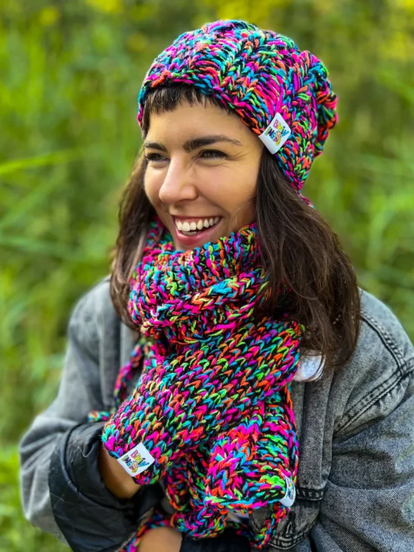 Czapka MERINO 34% ,,Czarne kolorki" SMILE