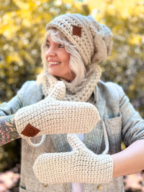Rękawiczki handmade ze sznureczkiem ,,Jasny beż"