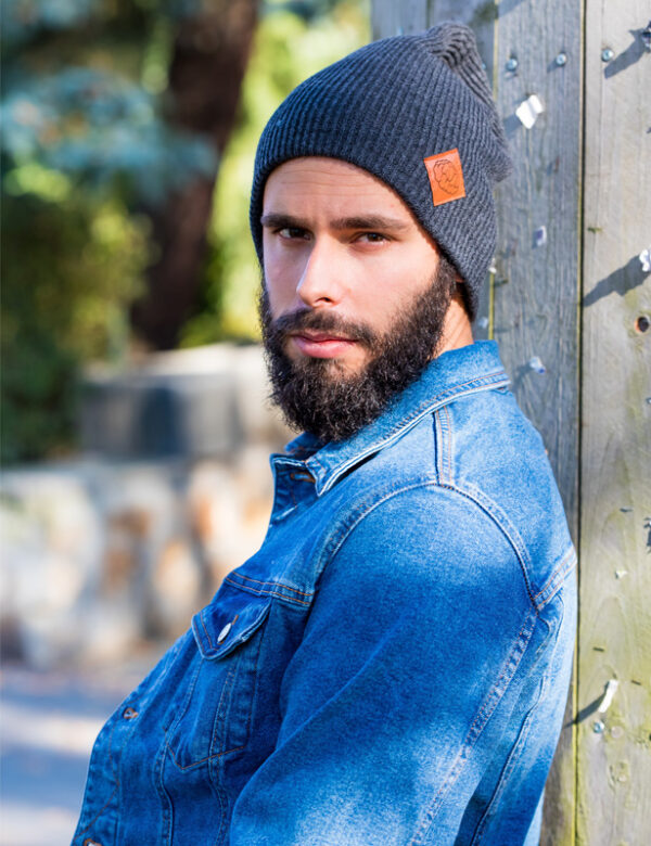Męska czapka beanie logo ekoskórka "Ciemny szary"
