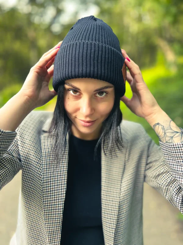 Bawełniana czapka beanie logo ekoskórka "Czarny"