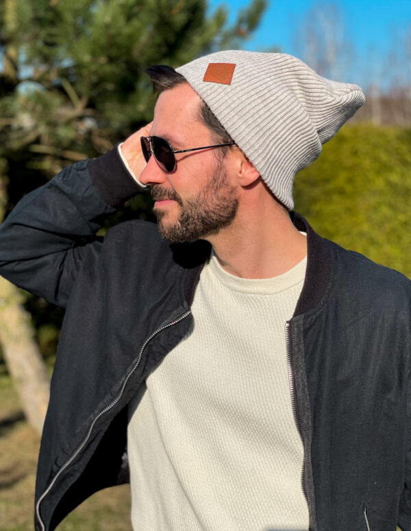 Męska czapka beanie logo ekoskórka "Jasny beż"