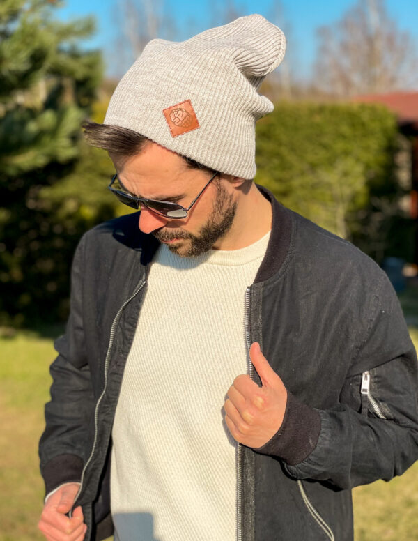 Męska czapka beanie logo ekoskórka "Jasny beż"