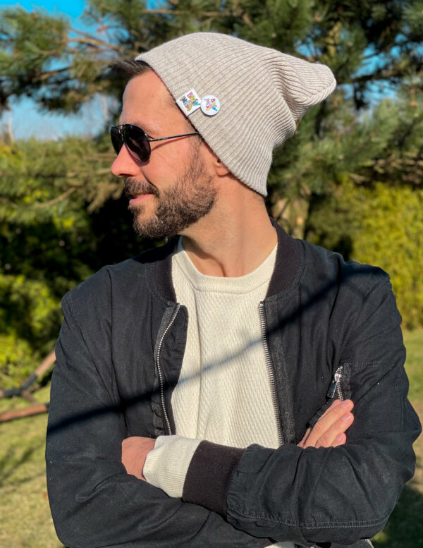 Męska czapka męska slouchy logo kolorowe "Jasny beż"