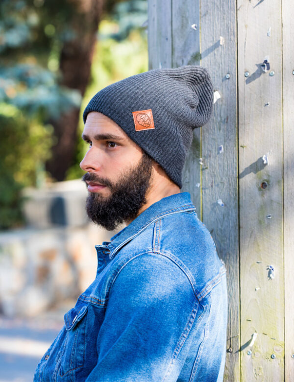 Męska czapka beanie logo ekoskórka "Ciemny szary"