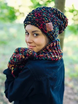 Luźna czapka MERINO 66% "Czarne czerwienie" NEVERLAND