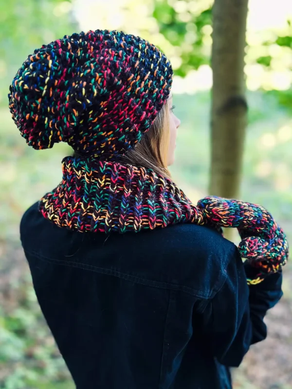 Luźna czapka MERINO 66% "Czarne czerwienie" NEVERLAND