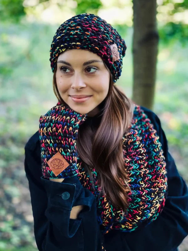 Luźna czapka MERINO 66% "Czarne czerwienie" NEVERLAND