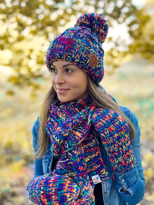 Czapka z dużym pomponem EUFORIA ,,Pokojowe granaty"