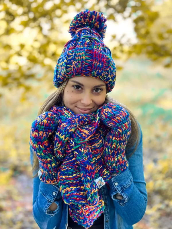 Czapka z dużym pomponem EUFORIA ,,Pokojowe granaty"
