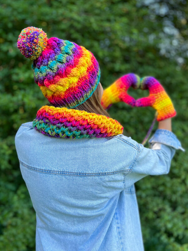 Rękawiczki handmade ze sznureczkiem ,,Pokojowe granaty"