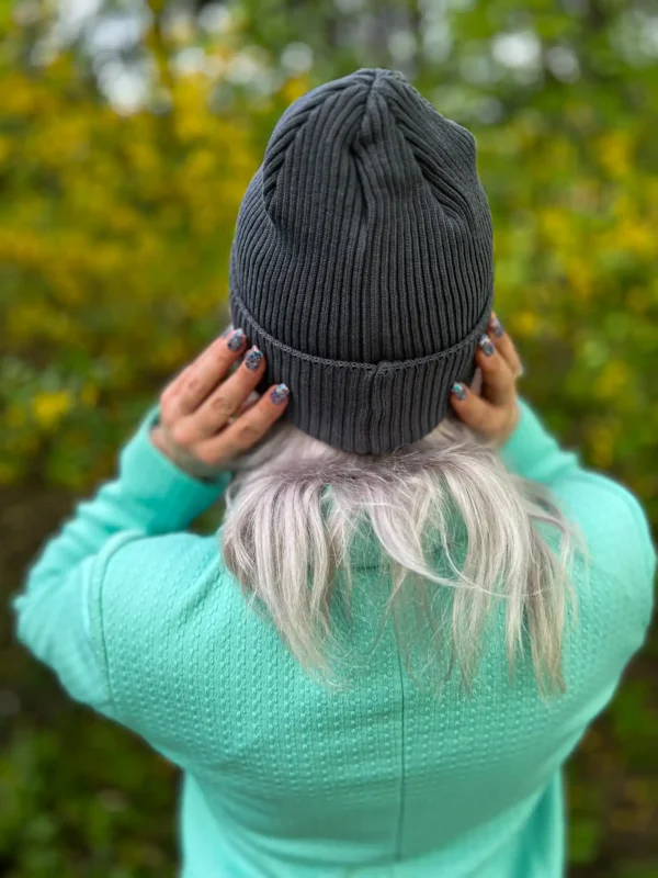 Czapka beanie z bawełny logo kolorowe "Ciemny szary"