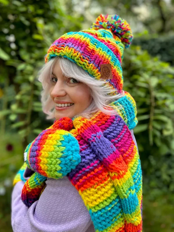 Kolorowe rękawiczki handmade ze sznureczkiem ,,Tęcza"