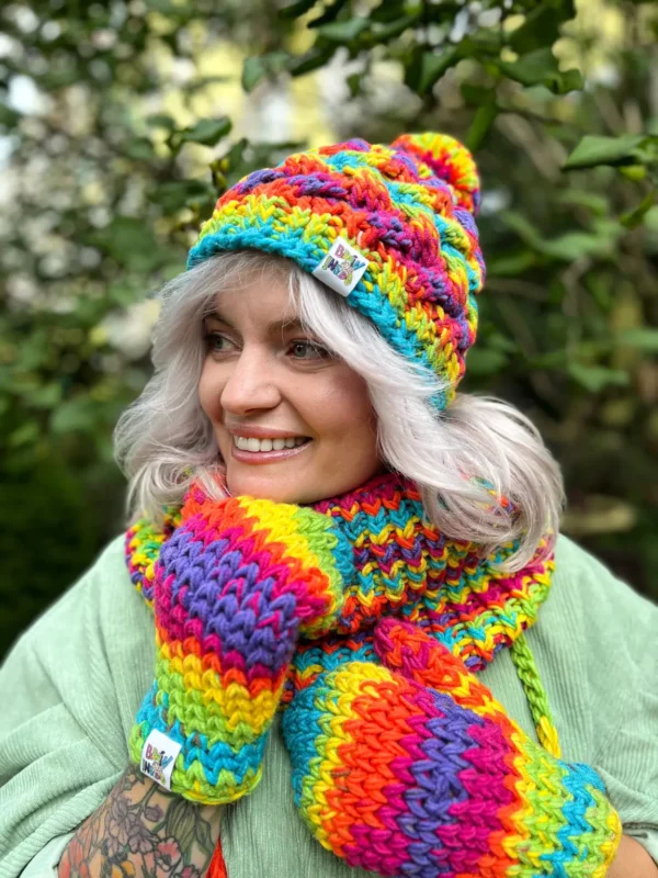 Kolorowe rękawiczki handmade ze sznureczkiem ,,Tęcza"