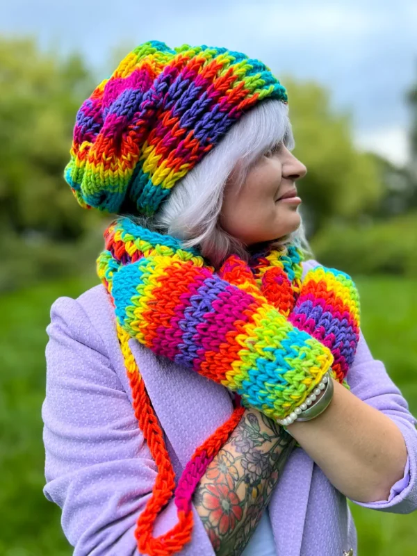 Kolorowe rękawiczki handmade ze sznureczkiem ,,Tęcza"