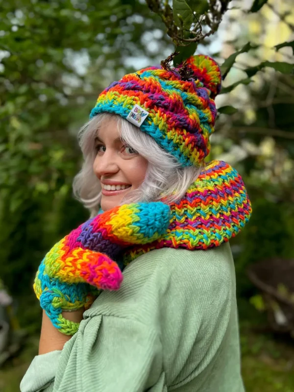 Kolorowe rękawiczki handmade ze sznureczkiem ,,Tęcza"