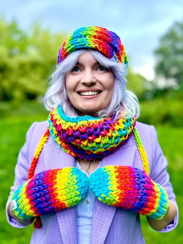 Kolorowe rękawiczki handmade ze sznureczkiem ,,Tęcza"