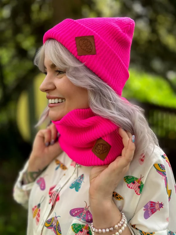 Czapka long logo ekoskórka "Neonowy różowy"