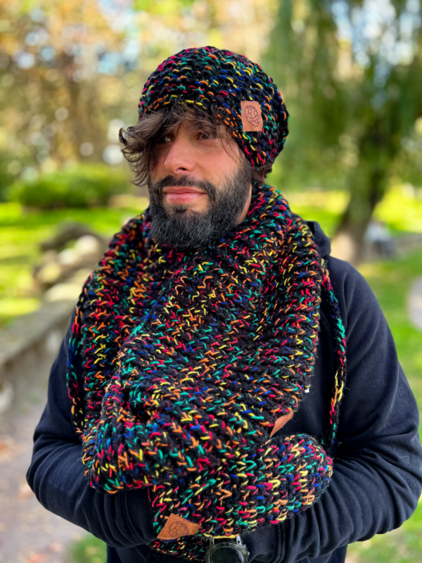 Męska czapka MERINO 66% "Czarne czerwienie" NEVERLAND