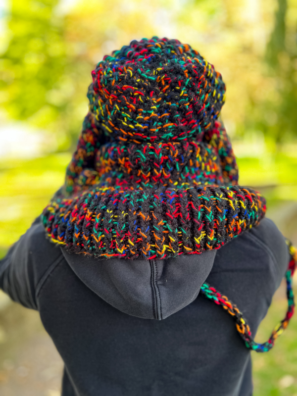 Męska czapka MERINO 66% "Czarne czerwienie" NEVERLAND