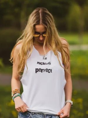 Biały tank top z napisem I'm fucking perfect