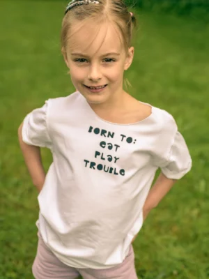 Koszulka dla dziecka biała "Bron to: eat play trouble"