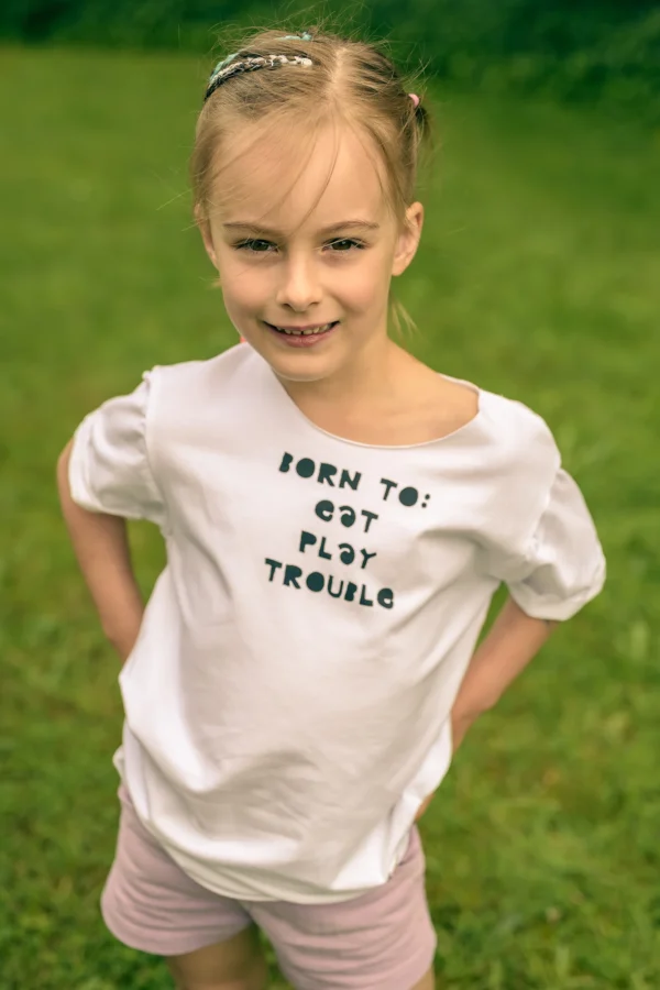 Koszulka dla dziecka biała "Bron to: eat play trouble" Koszulka dla dziecka biała "Bron to: eat play trouble"