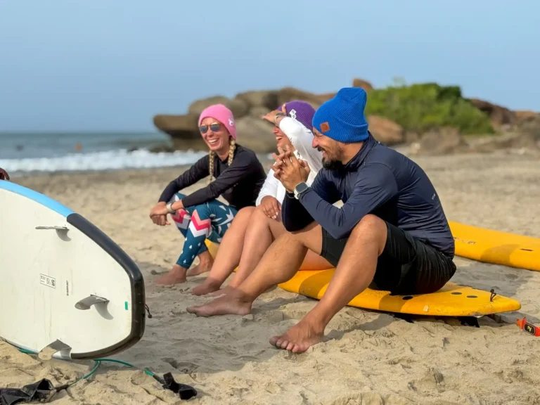 Styl surferski na co dzień – jak dobrać czapkę do luźnego, plażowego looku