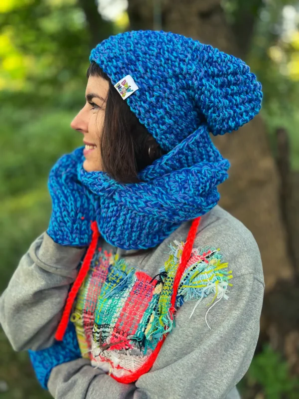 Luźna czapka MERINO 66% "Niebieskości" NEVERLAND